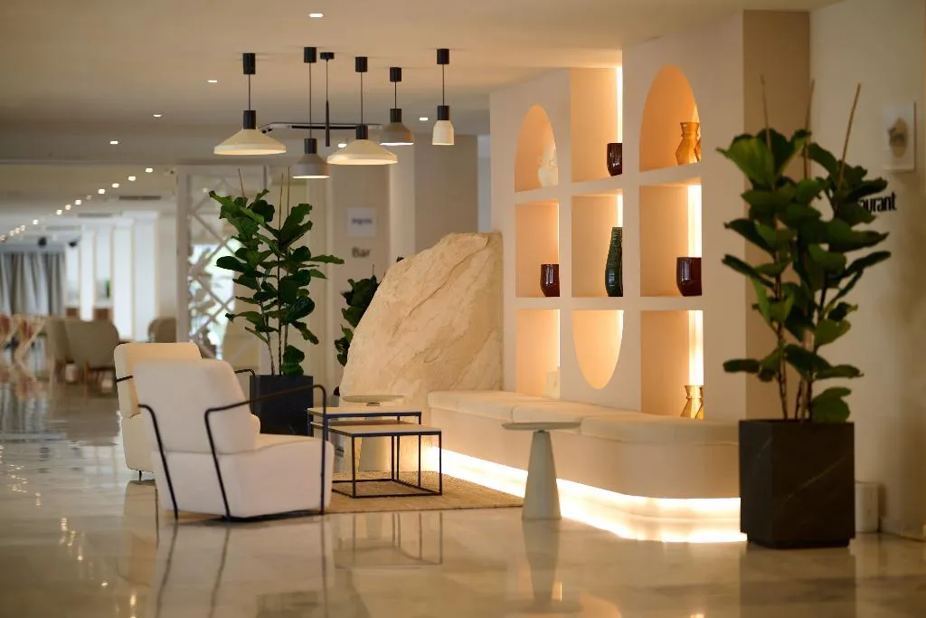 Lobby, Alua Leo, Majorca