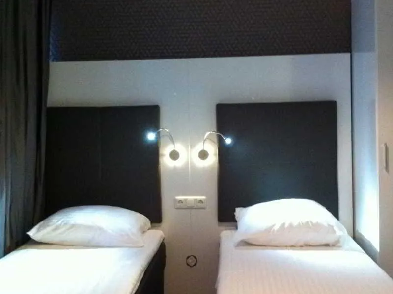 QUADRUPLE BASIC Room, Hotel Vossius Vondelpark, Amsterdam