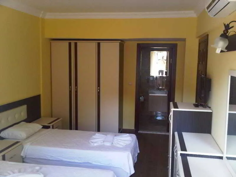 Room, Destan, Dalaman