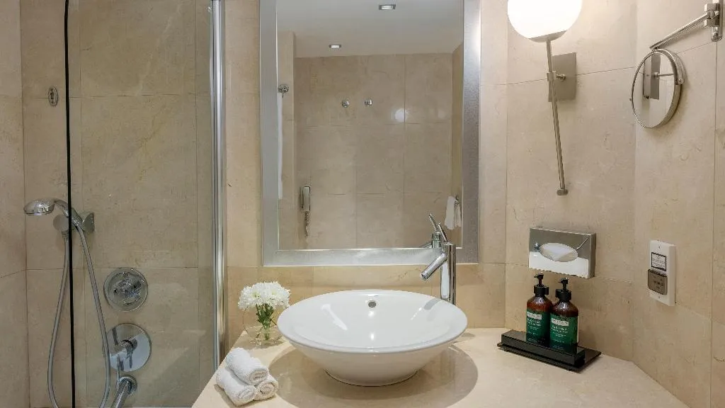 DOUBLE PREMIUM QUEEN BED Room, Crowne Plaza Porto, Porto