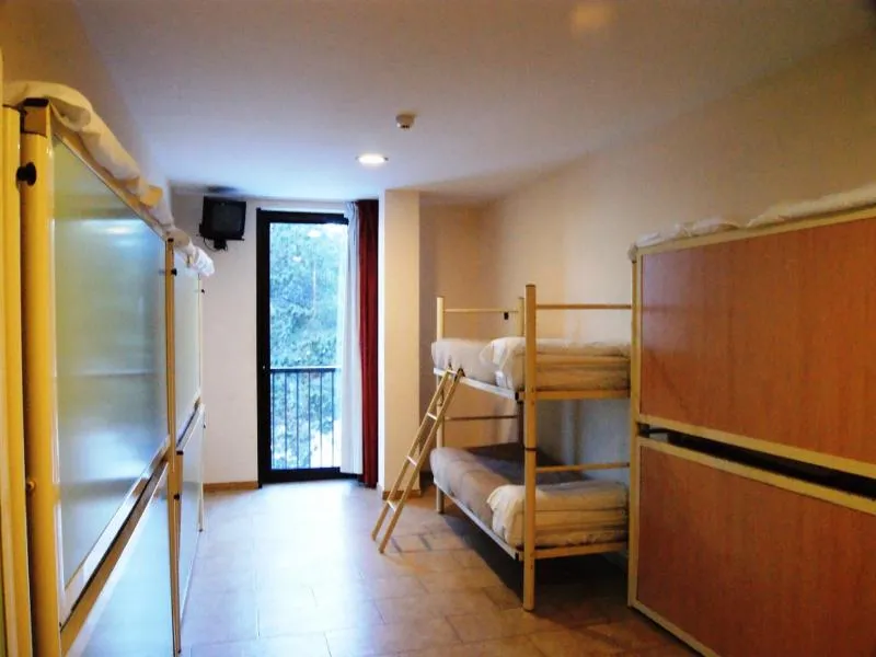 FAMILY ROOM CAPACITY 4 Room, Abrigall Hostel Masella, Costa Brava