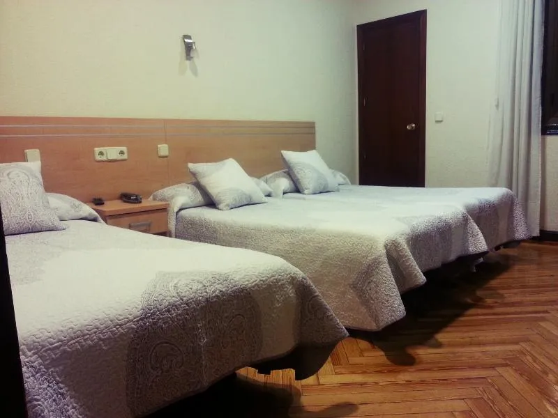 TRIPLE STANDARD Room, Hostal Avenida, Madrid