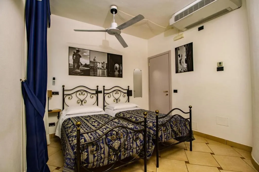 TWIN BUNK BED WITH SHARED BATHROOM Room, In Riva Al Lago, Milan