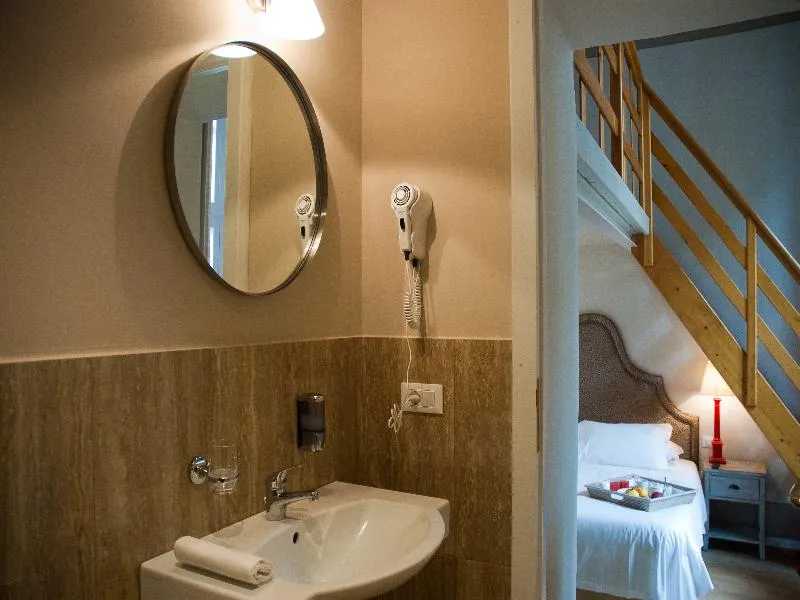 QUADRUPLE CITY VIEW Room, Black 5 Florence Suite, Florence