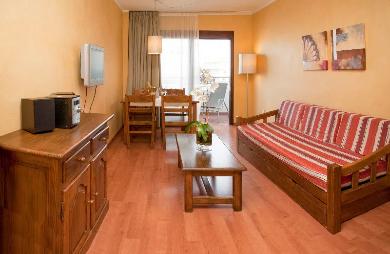 Room, Parot, Ibiza