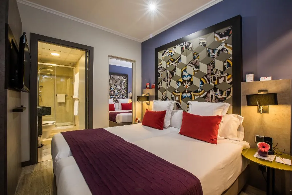 FAMILY ROOM CAPACITY 5 Room, Leonardo Hotel Las Ramblas, Barcelona