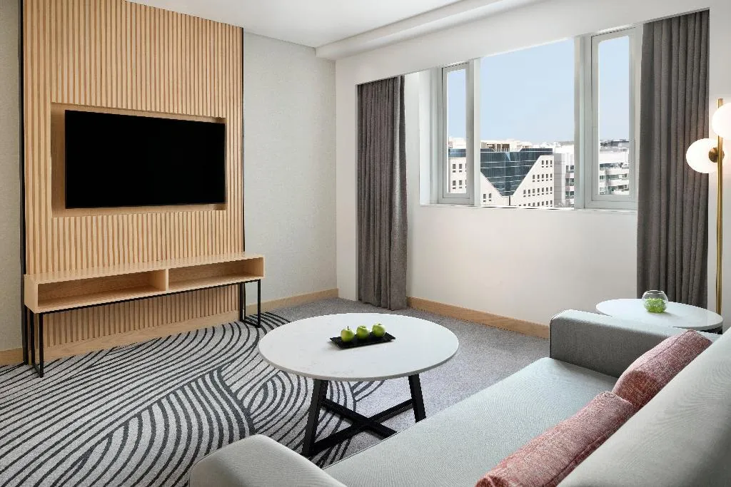 JUNIOR SUITE KING SIZE BED Room, Crowne Plaza Jumeirah, Dubai