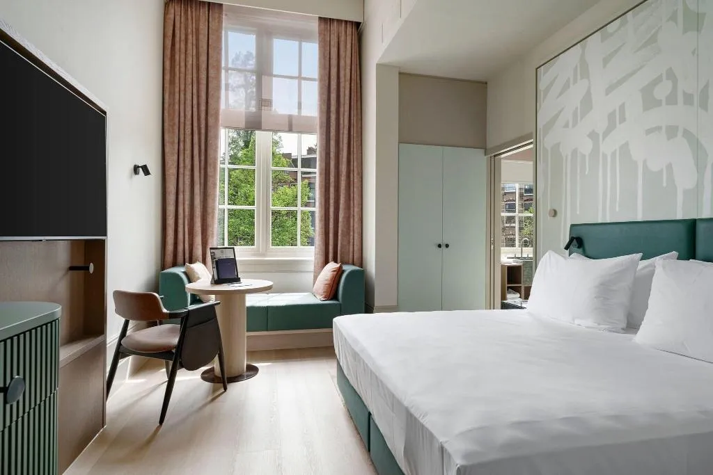 DOUBLE DELUXE QUEEN BED Room, College Hotel Amsterdam, Autograph Collection, Amsterdam
