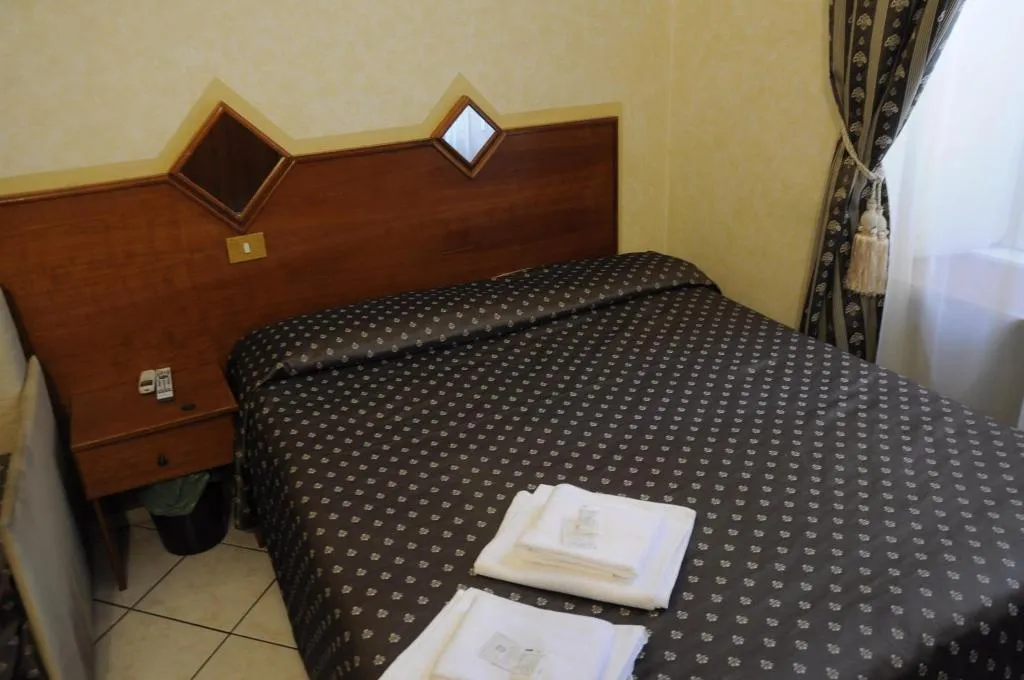 TRIPLE STANDARD Room, Hotel Farini, Rome