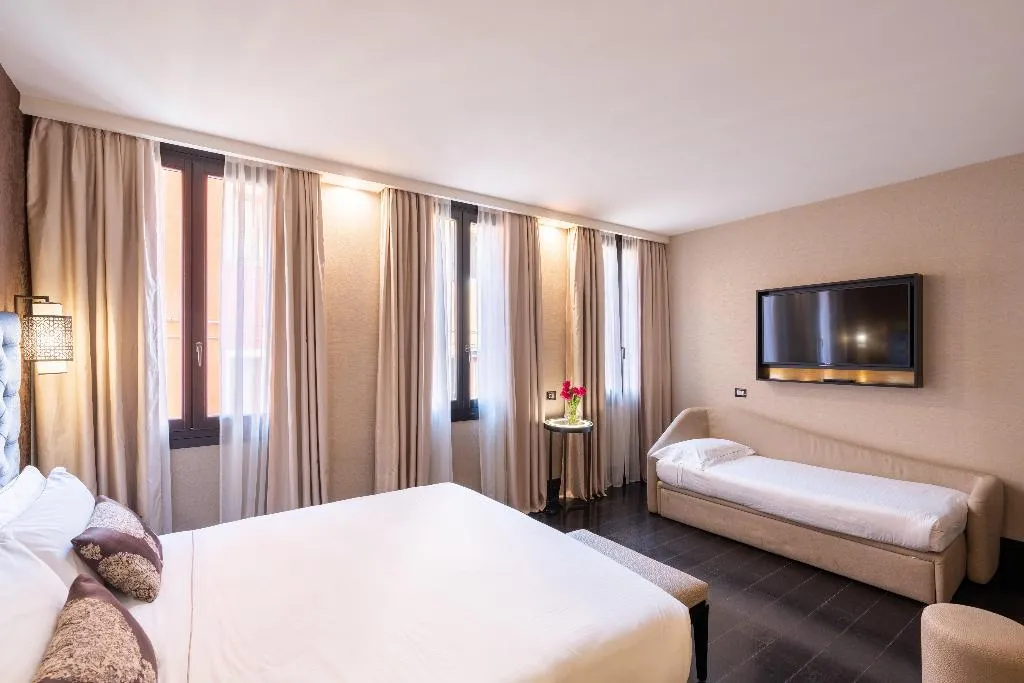 DOUBLE PREMIUM KING BED Room, Vignette Collection The Venice Times Hotel By IHG, Venice