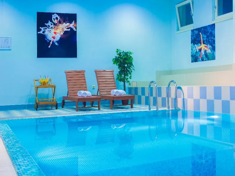 Pool, Spongiola, Split