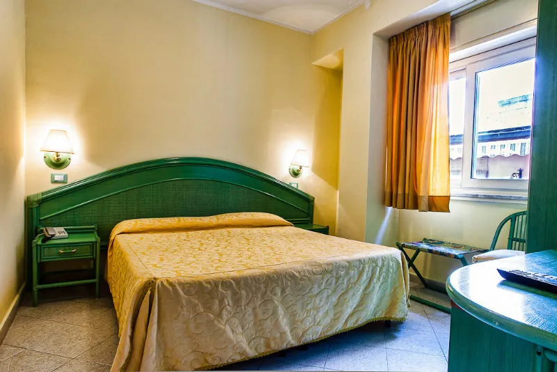 Room, Tysandros, Catania