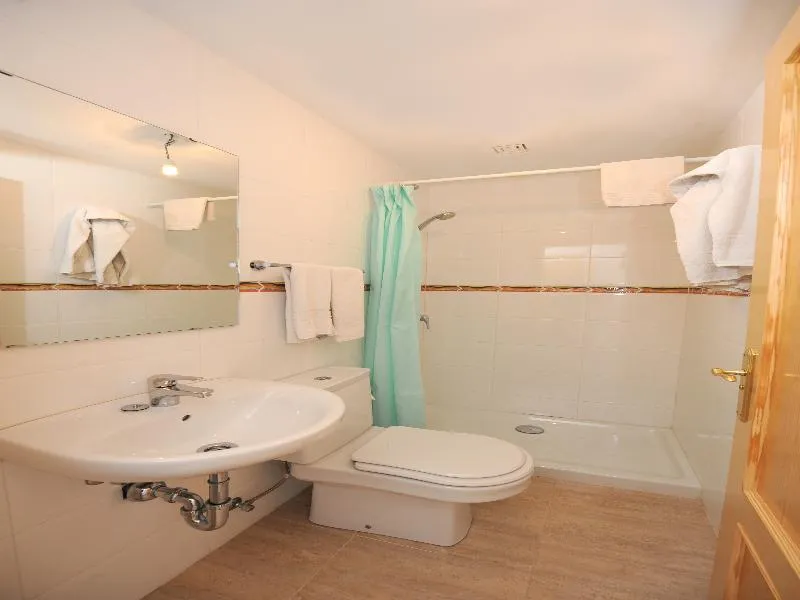 APARTMENT CAPACITY 8 THREE BEDROOMS Room, Playa Ferrera, Majorca