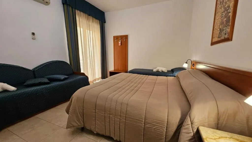 QUADRUPLE WITH BALCONY Room, GH Hotel & Restaurant, Palermo