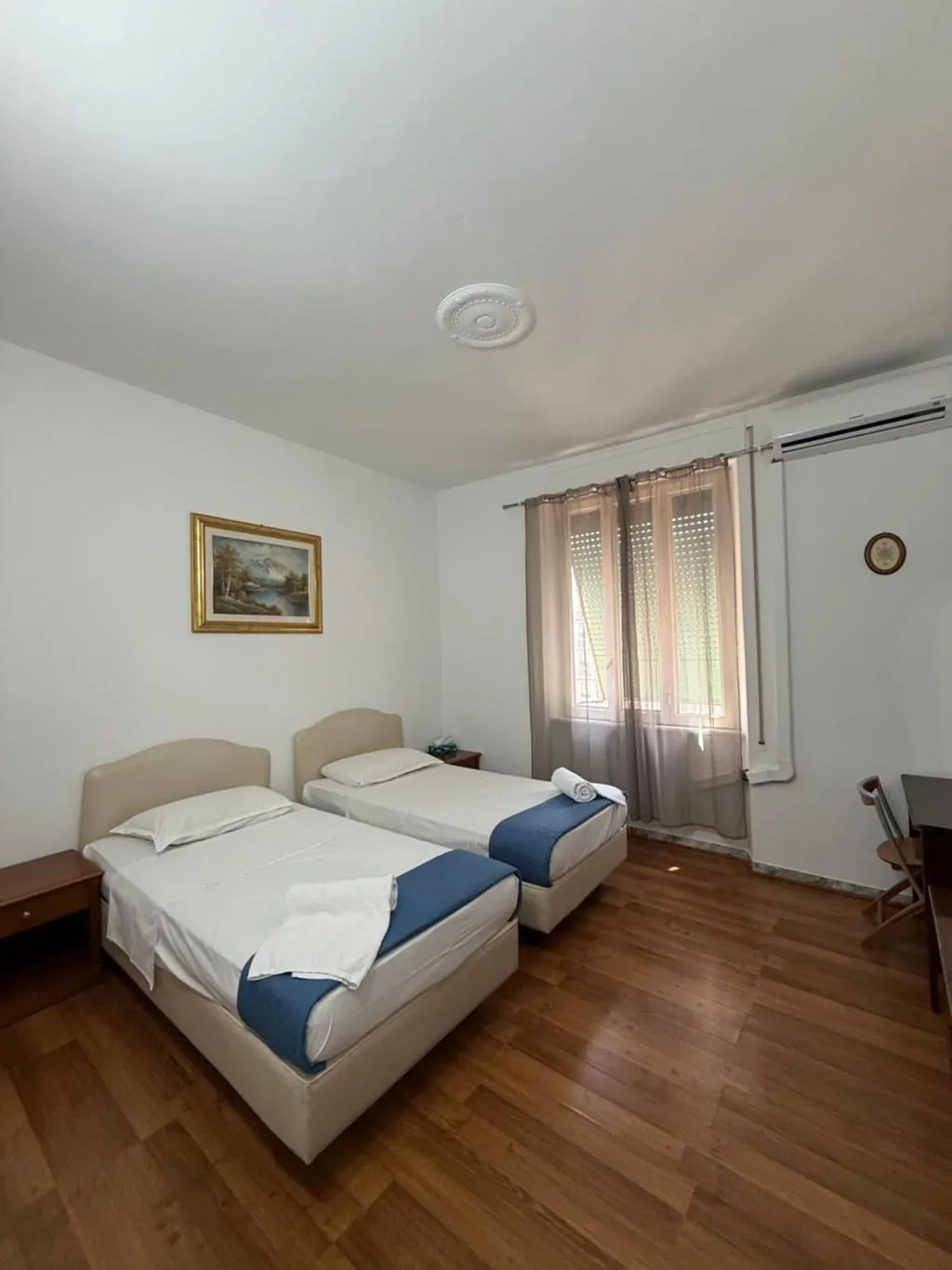 TWIN WITH SHARED BATHROOM Room, Two Ducks Hostel, Naples