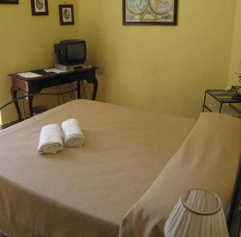 Room, I Visconti, Naples