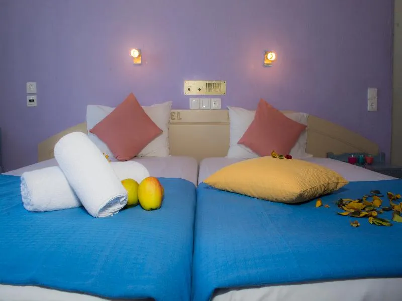 Room, Nikos, Crete