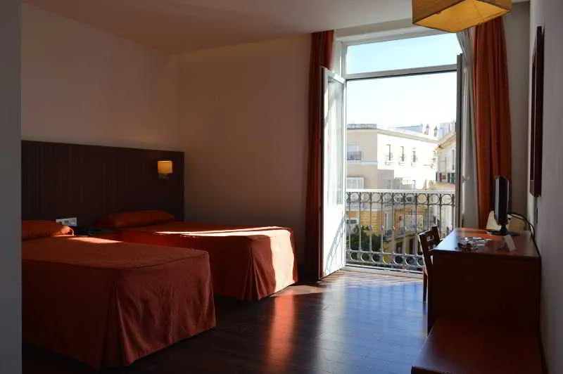 Room, De Francia Y Paris, Costa De La Luz