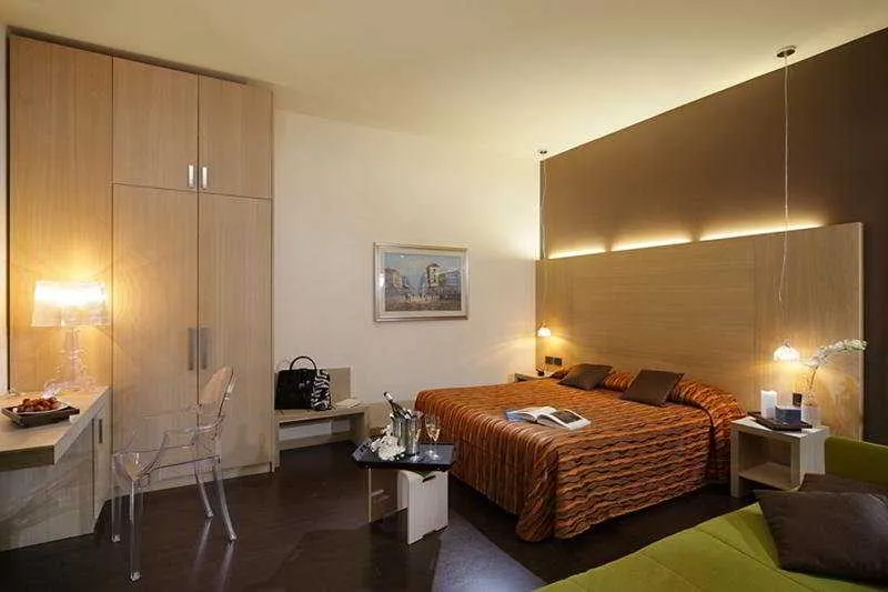 Room, Paris, Venice