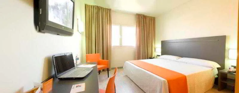 Room, H2 Fuenlabrada, Madrid