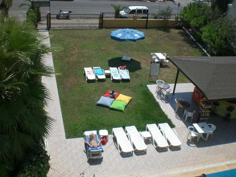 Terrace, Sisters Apart, Dalaman