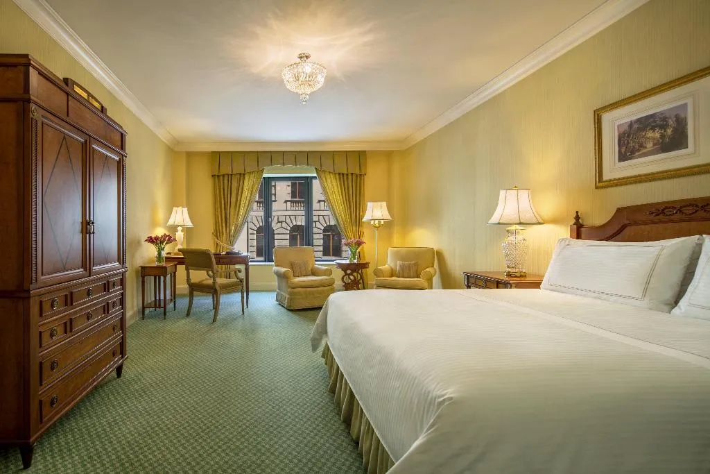 SUITE KING SIZE BED Room, Regent Berlin, Berlin