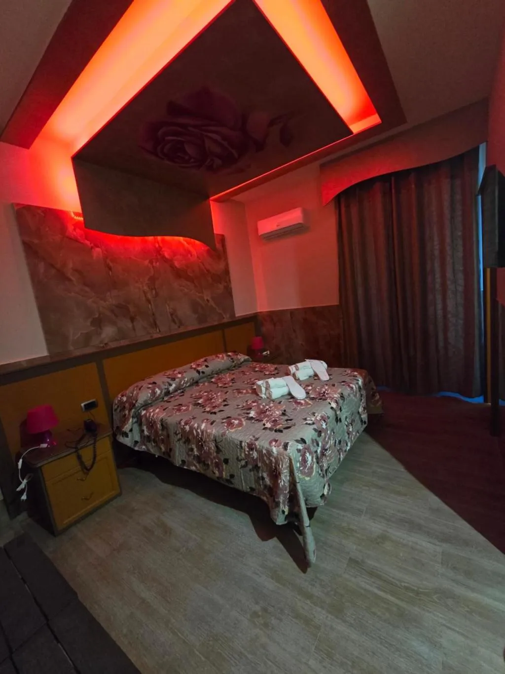 DOUBLE SUPERIOR KING BED Room, Iris, Naples