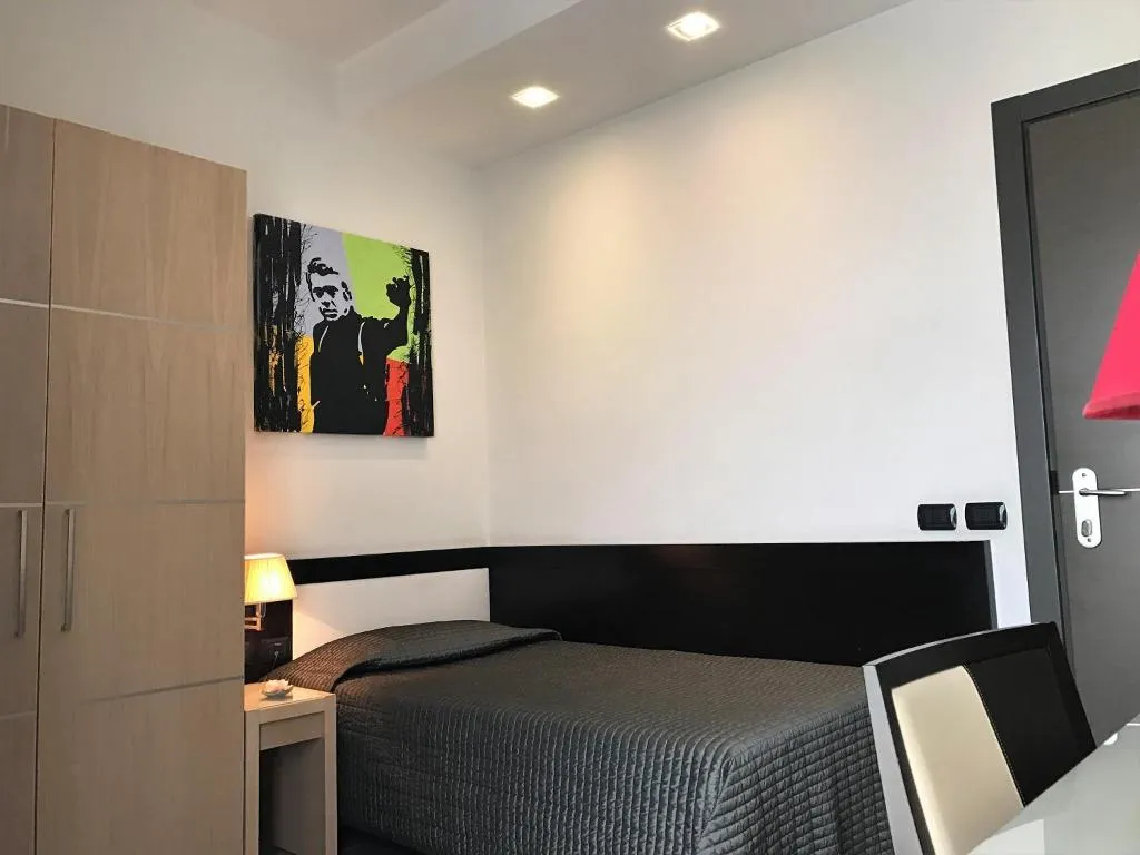 SINGLE WITH BALCONY Room, Visagi, Naples