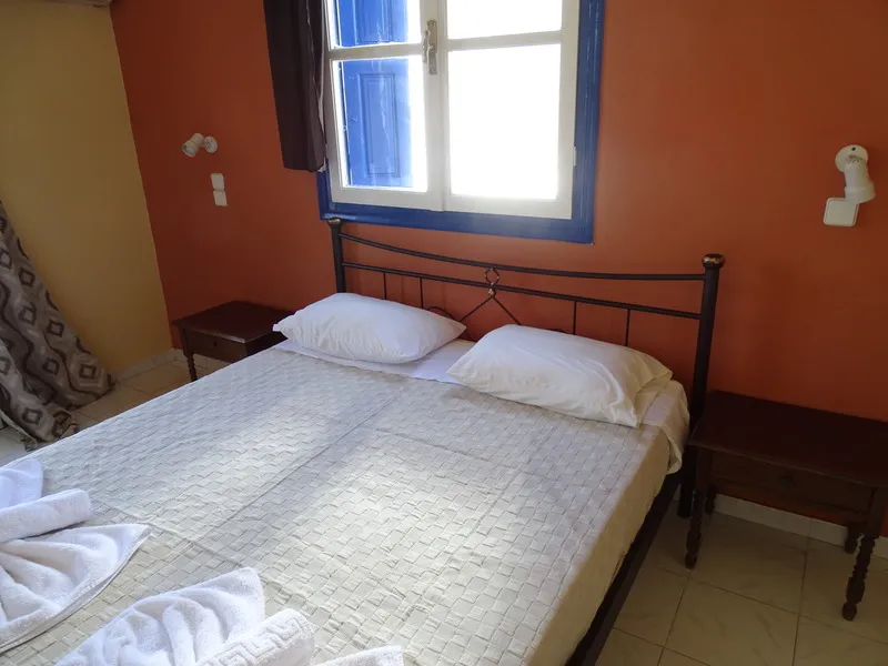Room, Mariona, Samos