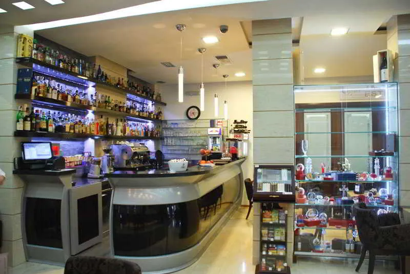 Bar, Comfort, Tirana
