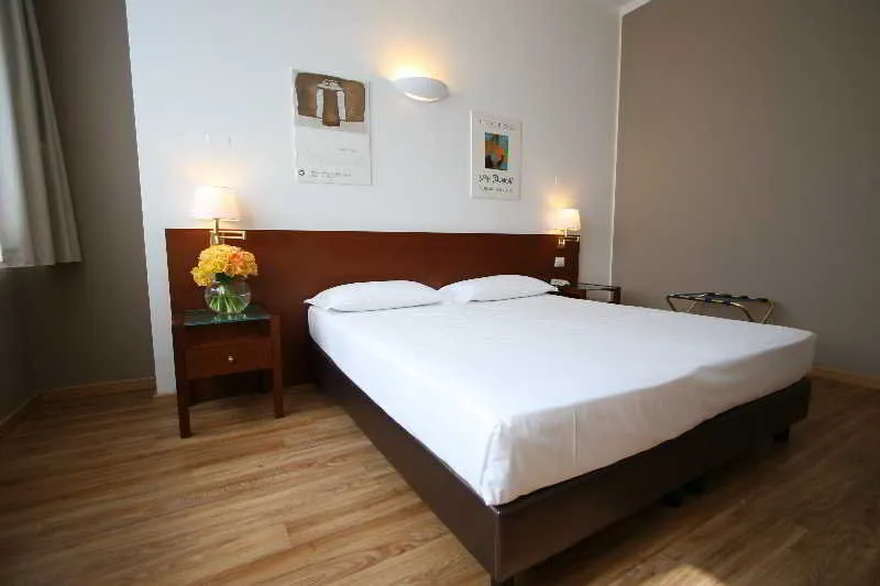 Room, Oro Blu, Milan
