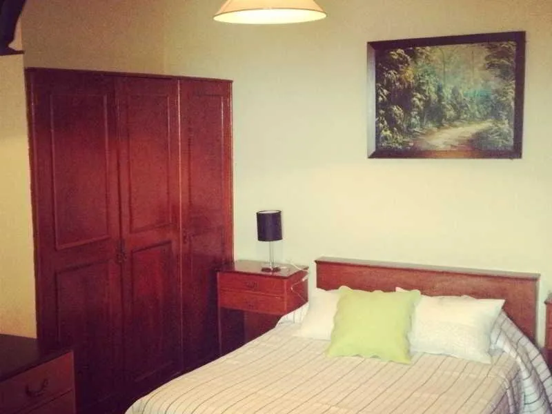 Room, V Dinastia, Lisbon