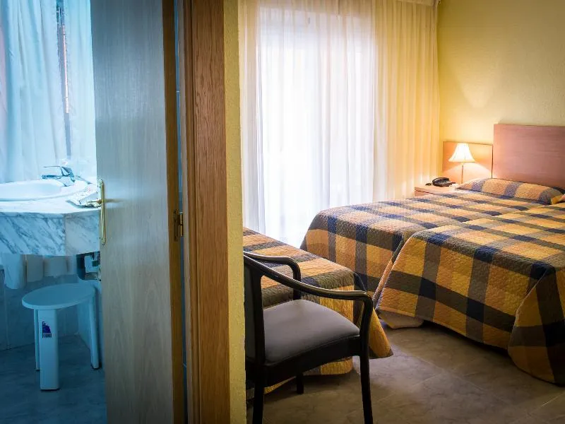 Double or Twin CAPACITY 4 Room, Felipe II, Valencia