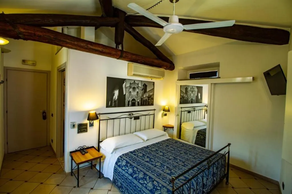 DOUBLE QUEEN SIZE BED Room, In Riva Al Lago, Milan