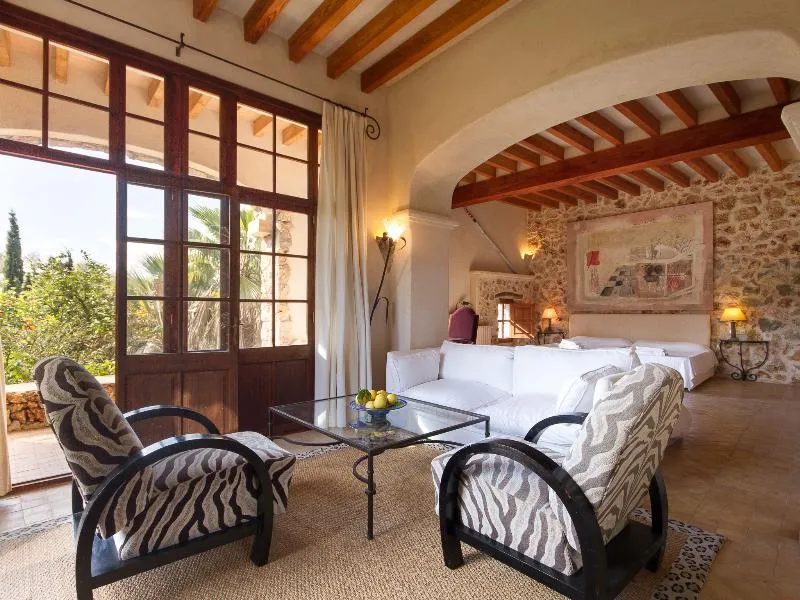 Lobby, Leon de Sineu, Majorca