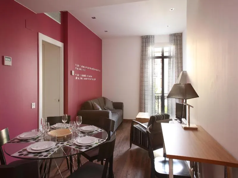 APARTMENT CAPACITY 4 TWO BEDROOMS Room, MH Apartments Suites, Barcelona