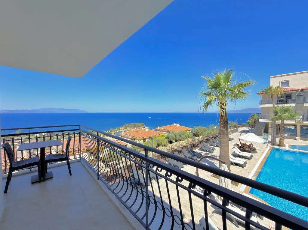 SUITE DELUXE POOL VIEW Room, Altamare By Luna Collection, Izmir