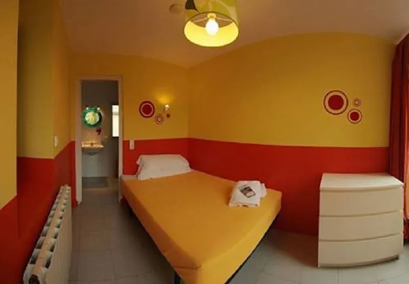 DOUBLE WITH TERRACE Room, Garden House Hostel Barcelona by Feetup Hostels, Barcelona