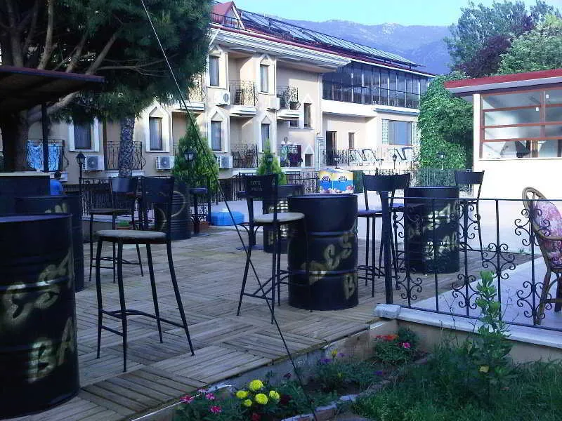 Terrace, Destan, Dalaman