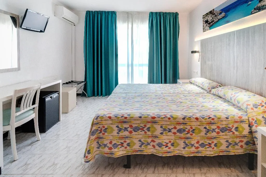 DOUBLE WITH TERRACE Room, Amic Can Pastilla, Majorca