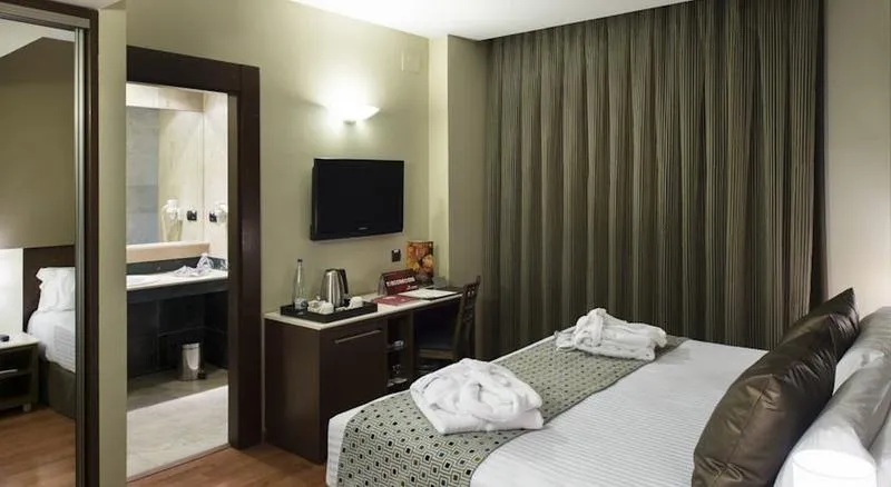 Room, Catalonia Born, Barcelona