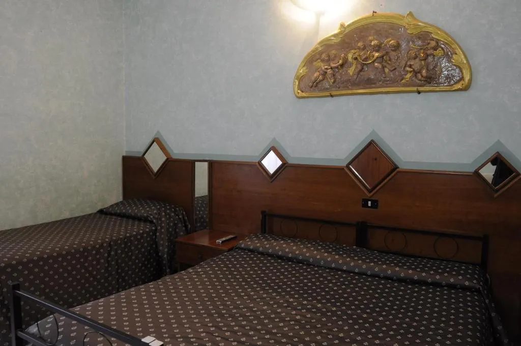 TRIPLE STANDARD Room, Hotel Farini, Rome