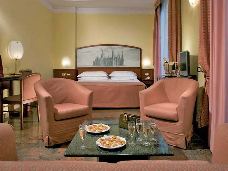 Room, Mythos, Milan