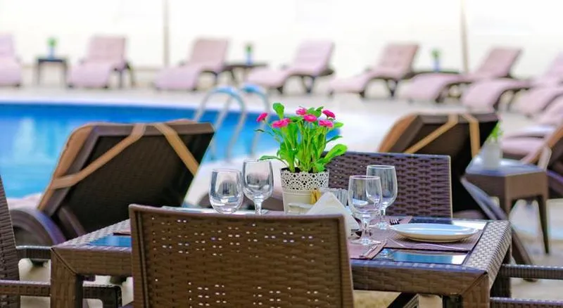 Pool, Golden Sands Hotel Apartments, Dubai