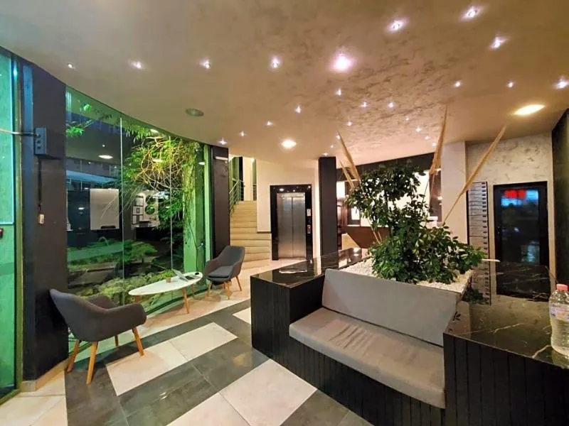 Lobby, Juli, Bourgas