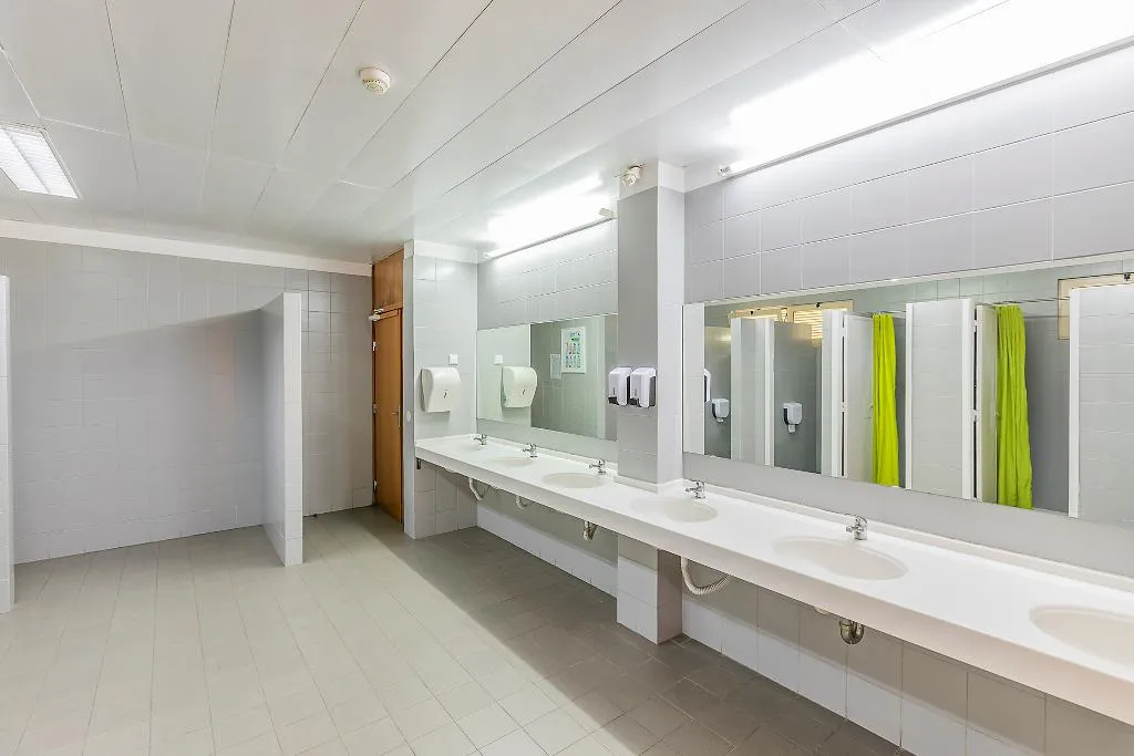 QUADRUPLE WITH SHARED BATHROOM Room, HI Porto - Youth Hostel, Porto