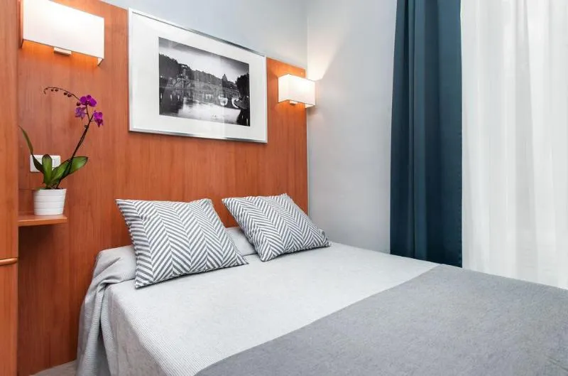 Room, Roi, Naples