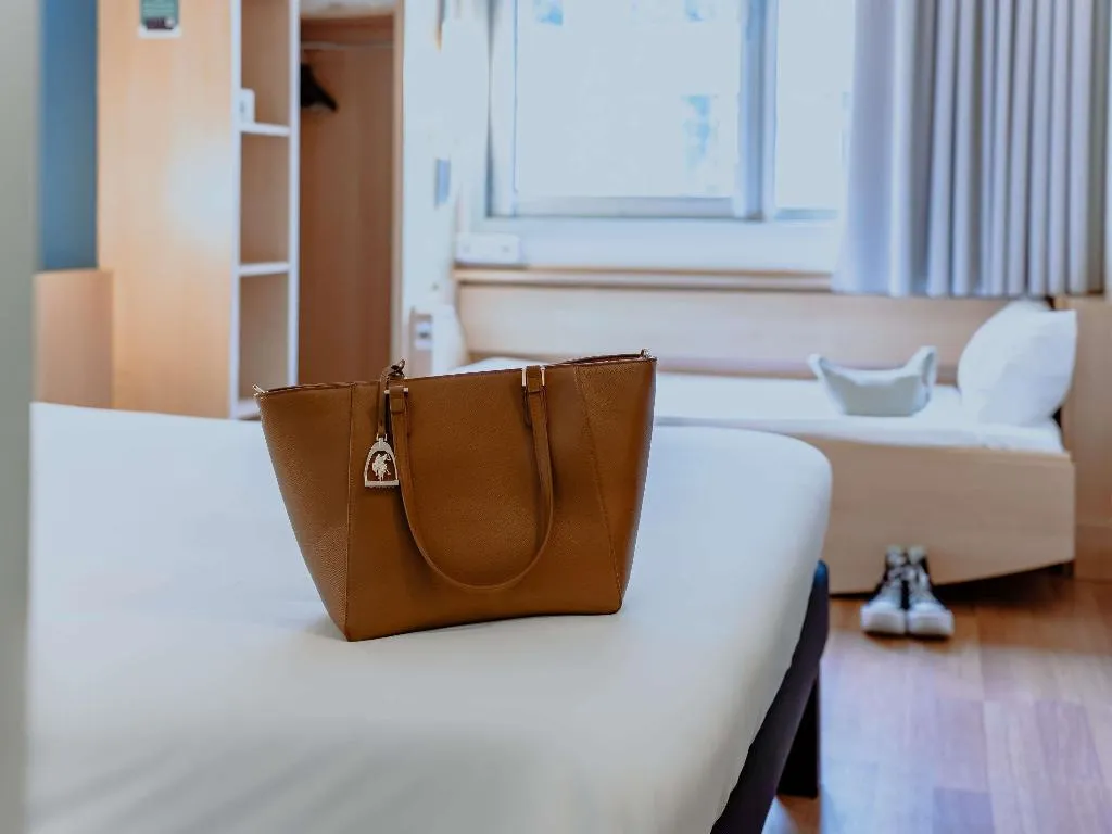 DOUBLE WITH DOUBLE BED Room, Ibis Barcelona Pza Glories 22, Barcelona