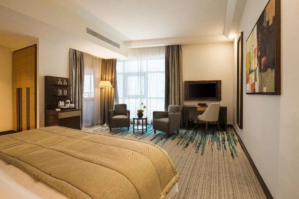 SUITE EXECUTIVE Room, Golden Tulip Media Hotel, Dubai