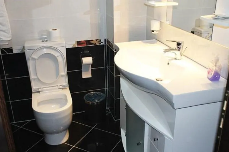 Room, Leonardo, Durres